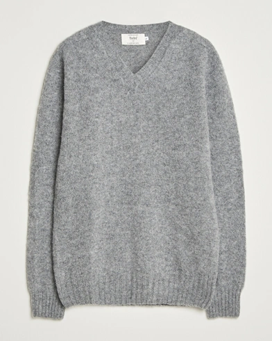 Harley Of Scotland for Care of Carl Harley Of Scotland Brushed Supersoft Lambswool V-Neck Mid Grey – Grau