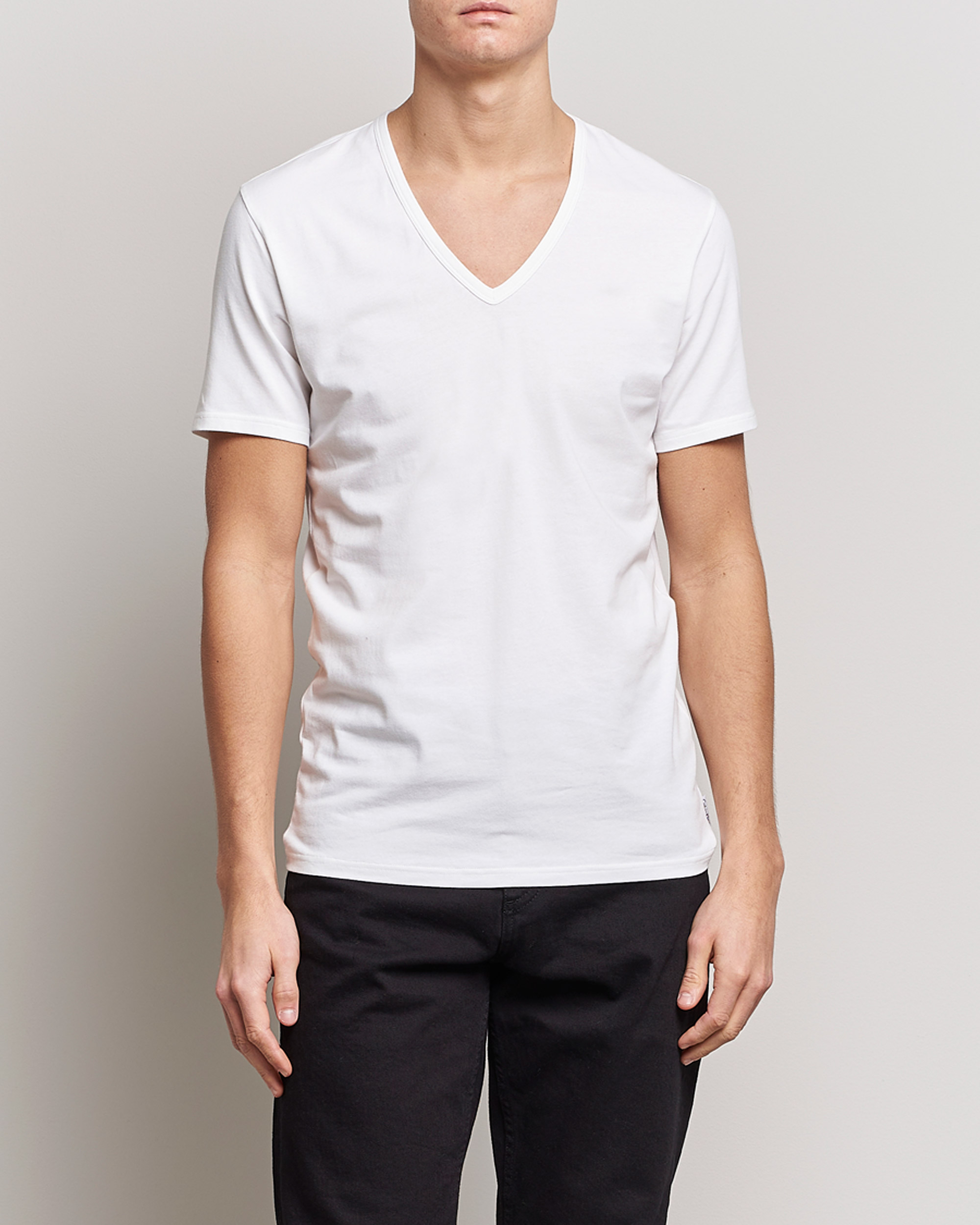 Calvin Klein Cotton V-Neck Tee 2-Pack White bei Care of Carl
