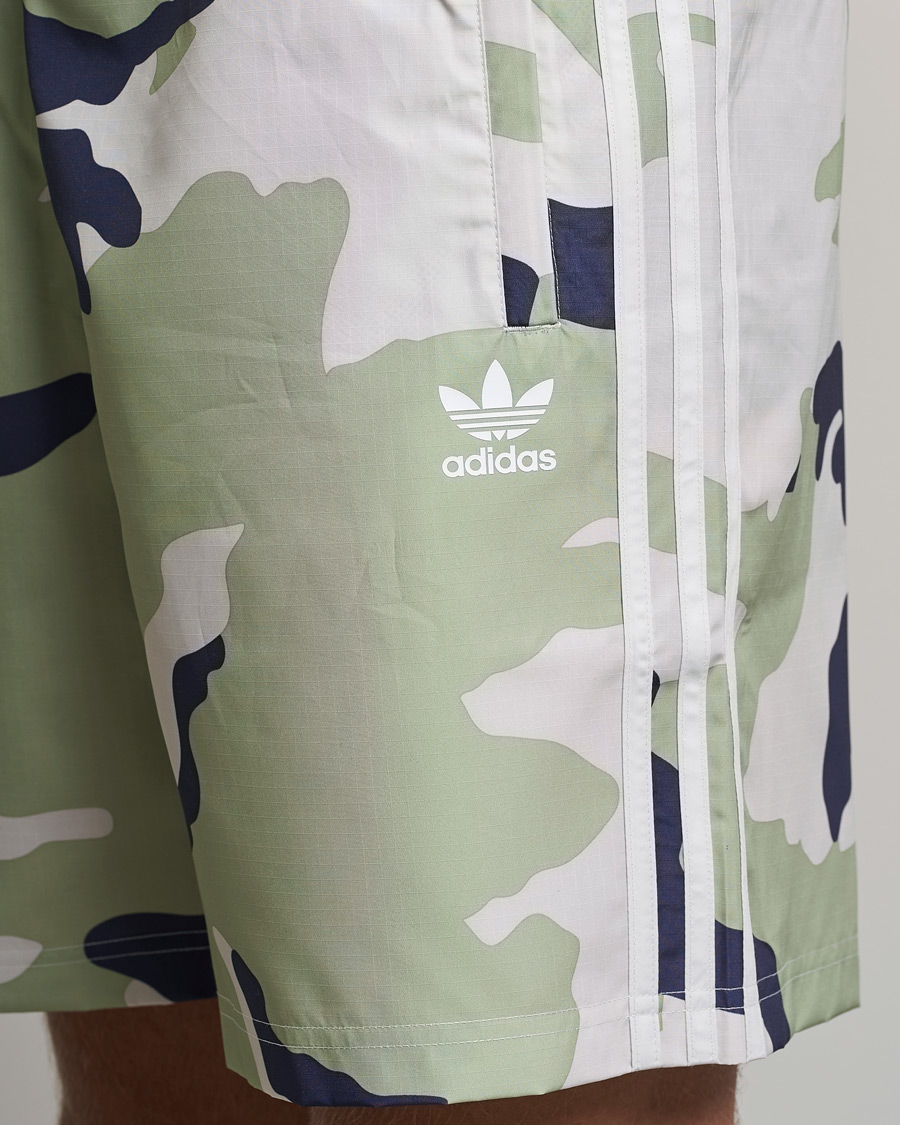 adidas Originals Camo Shorts Camo bei Care of Carl