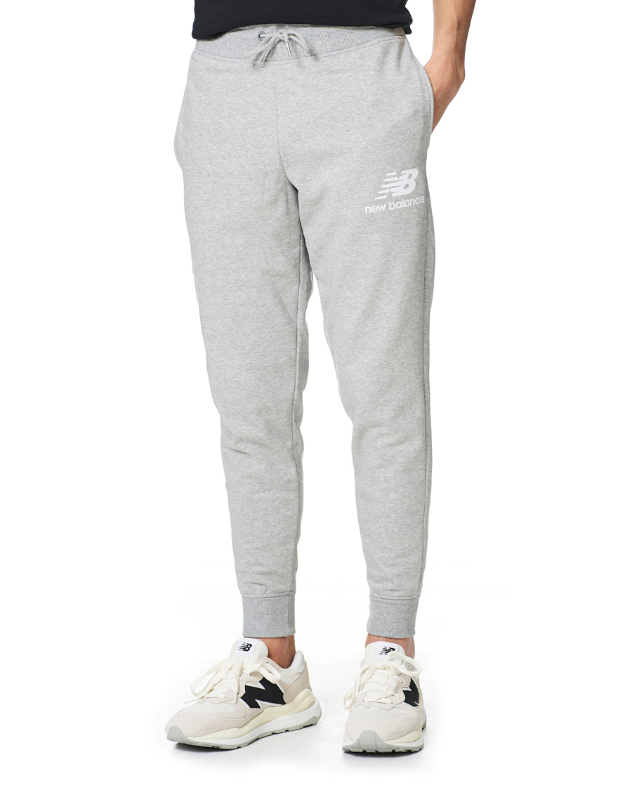New Balance NB CareOfCa Grey Stacked Essentials bei Logo Athletic Sweatpant