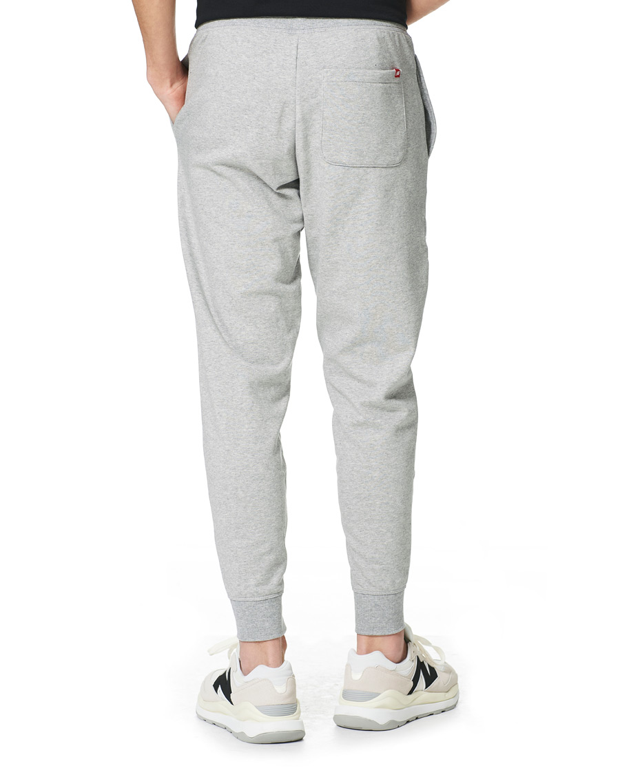 New Balance bei Logo Grey Athletic NB CareOfCa Sweatpant Essentials Stacked