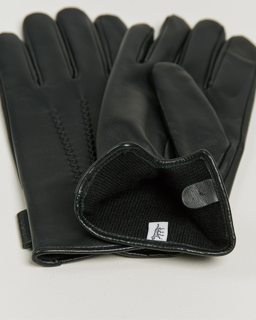 simple black gloves