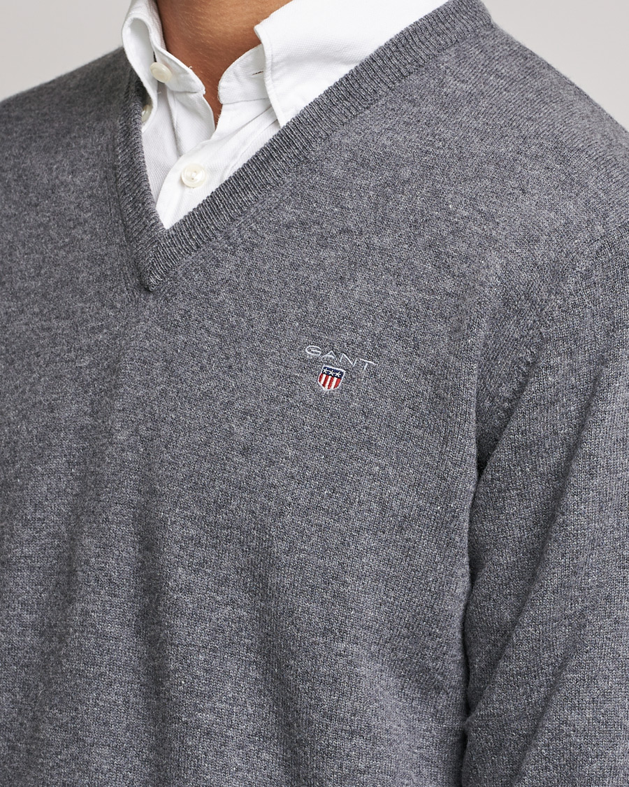 GANT Lambswool V-Neck Pullover Grey bei of Carl Dark Care Melange