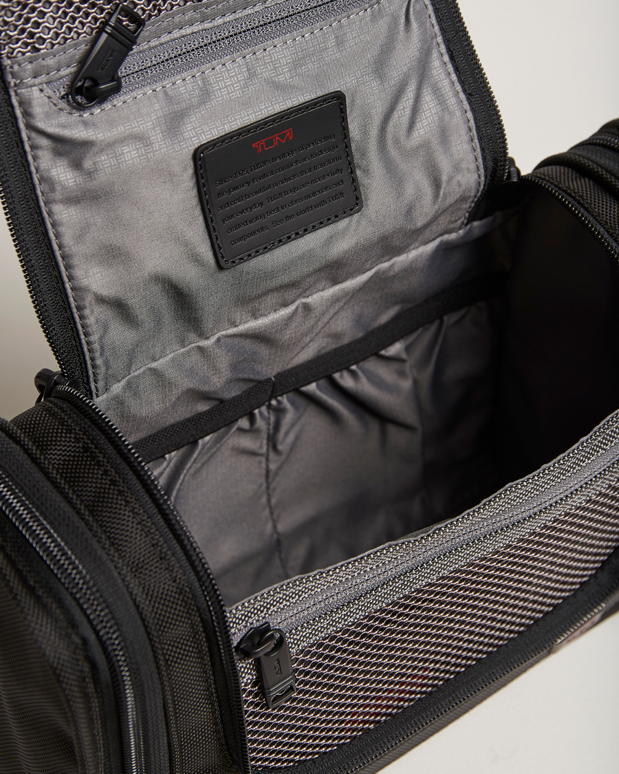 TUMI Alpha Hanging Travel Kit Black bei Care of Carl