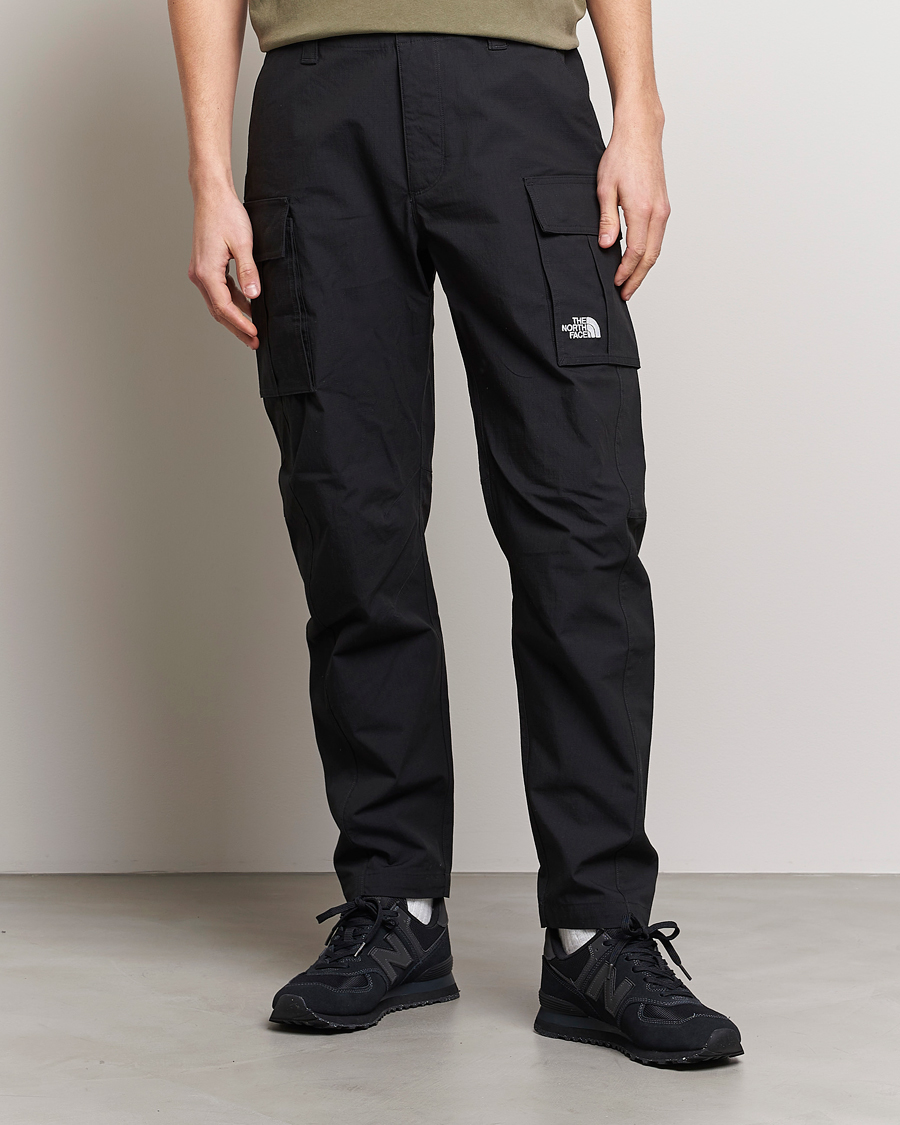 The North Face Heritage Cargo Pants Black bei Care of Carl