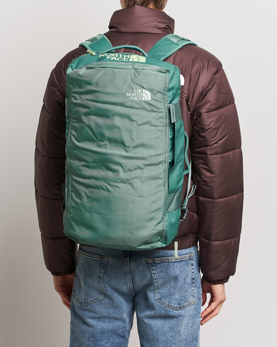 The North Face Base Camp Voyager 32L Dark Sage bei Care of Carl