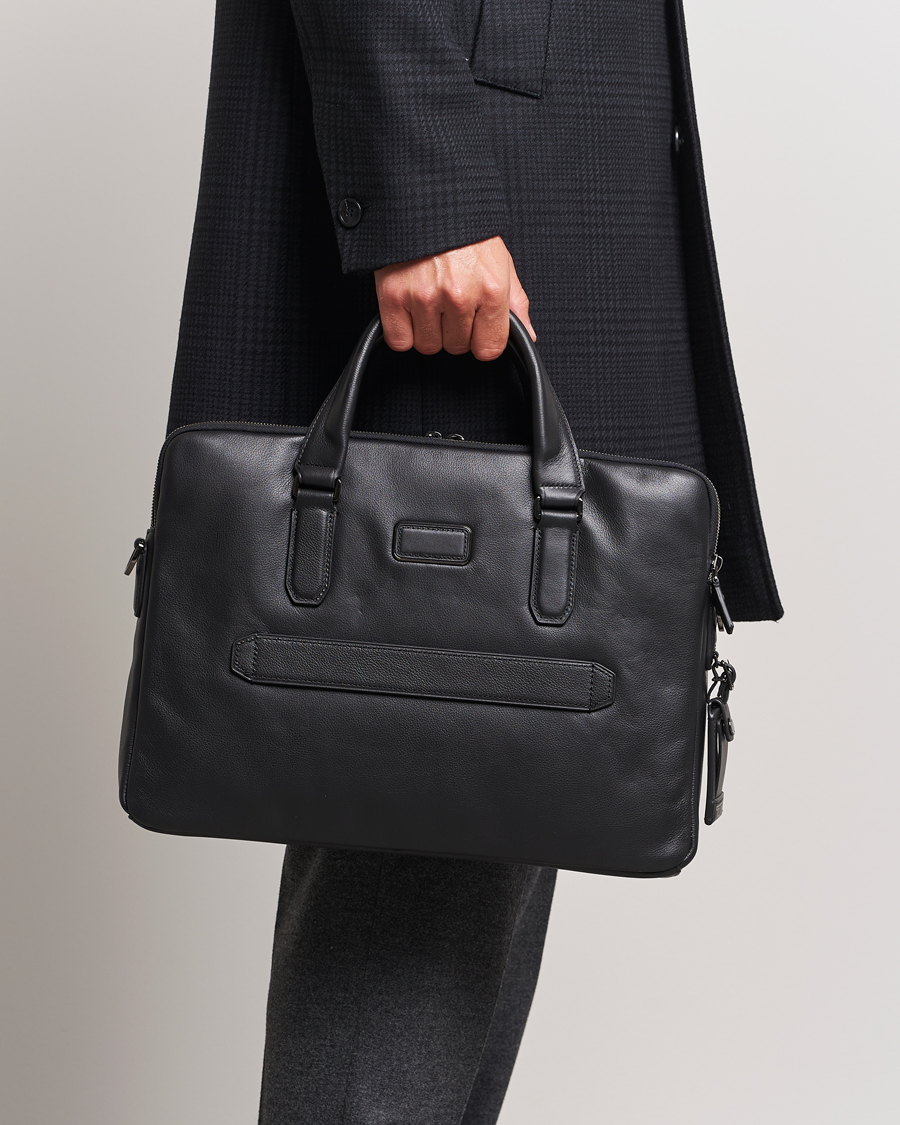 TUMI Harrison Sycamore Slim Leather Brief Black bei Care of Carl