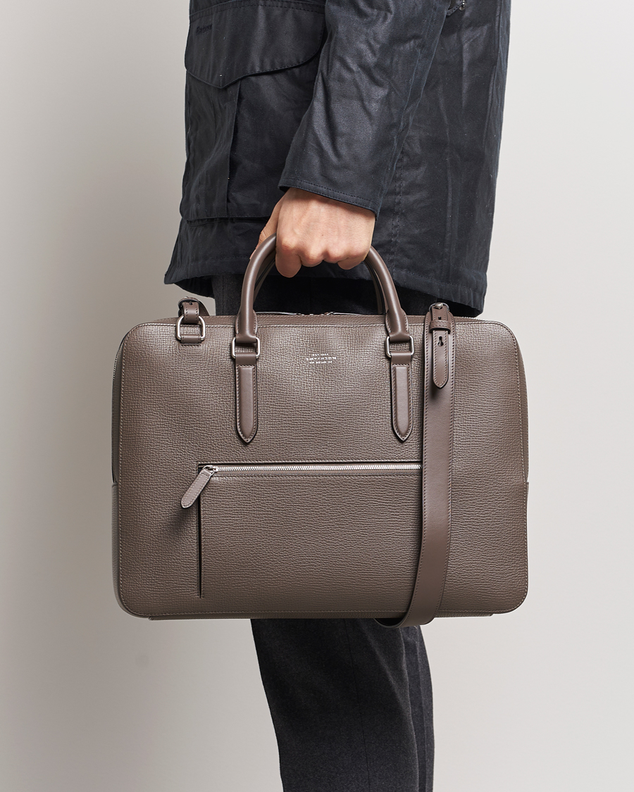 Smythson Ludlow Large Briefcase with Zip Front Dark Taupe bei Care of Carl