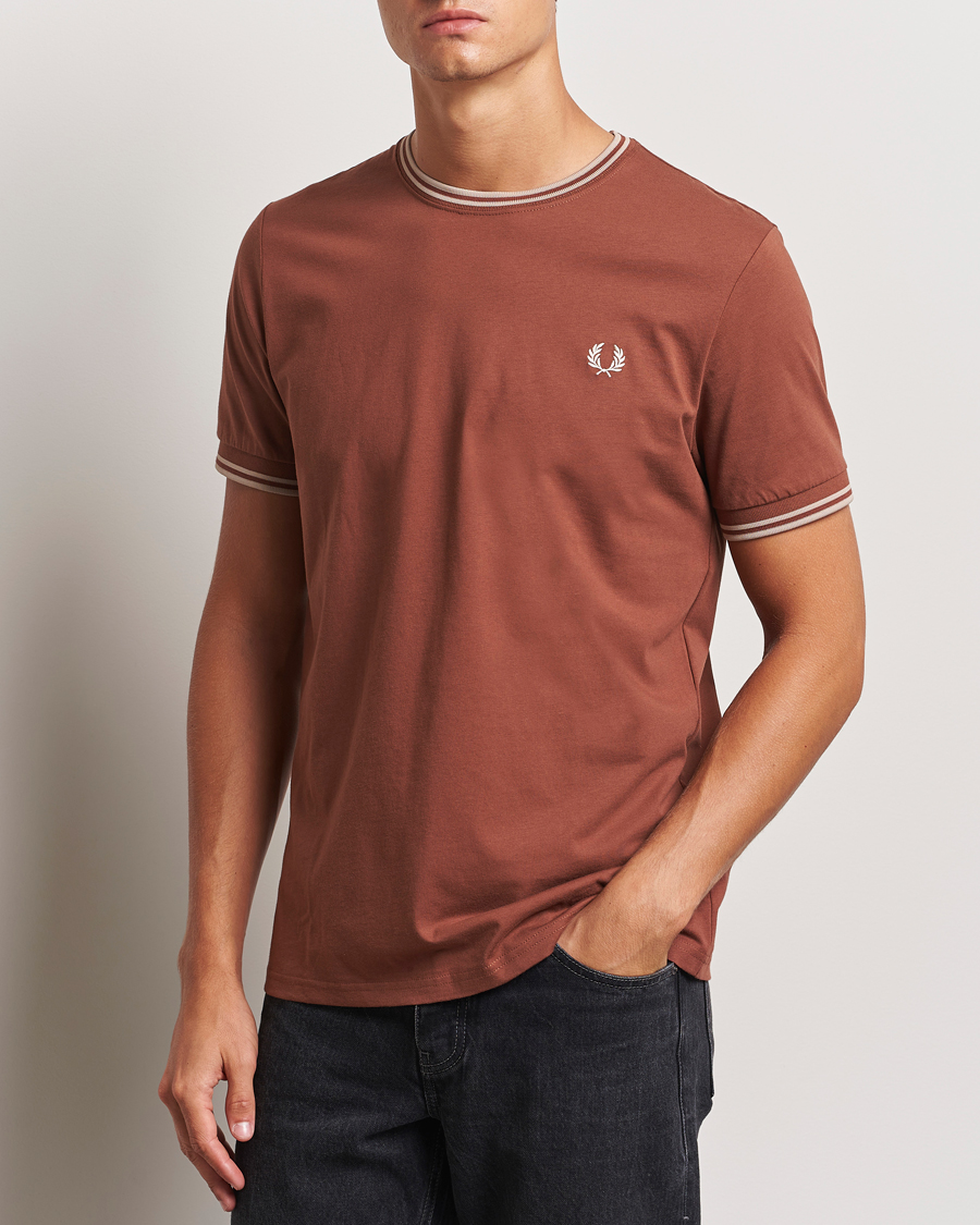 Herren |  | Fred Perry | Twin Tipped T-Shirt Whiskey Brown