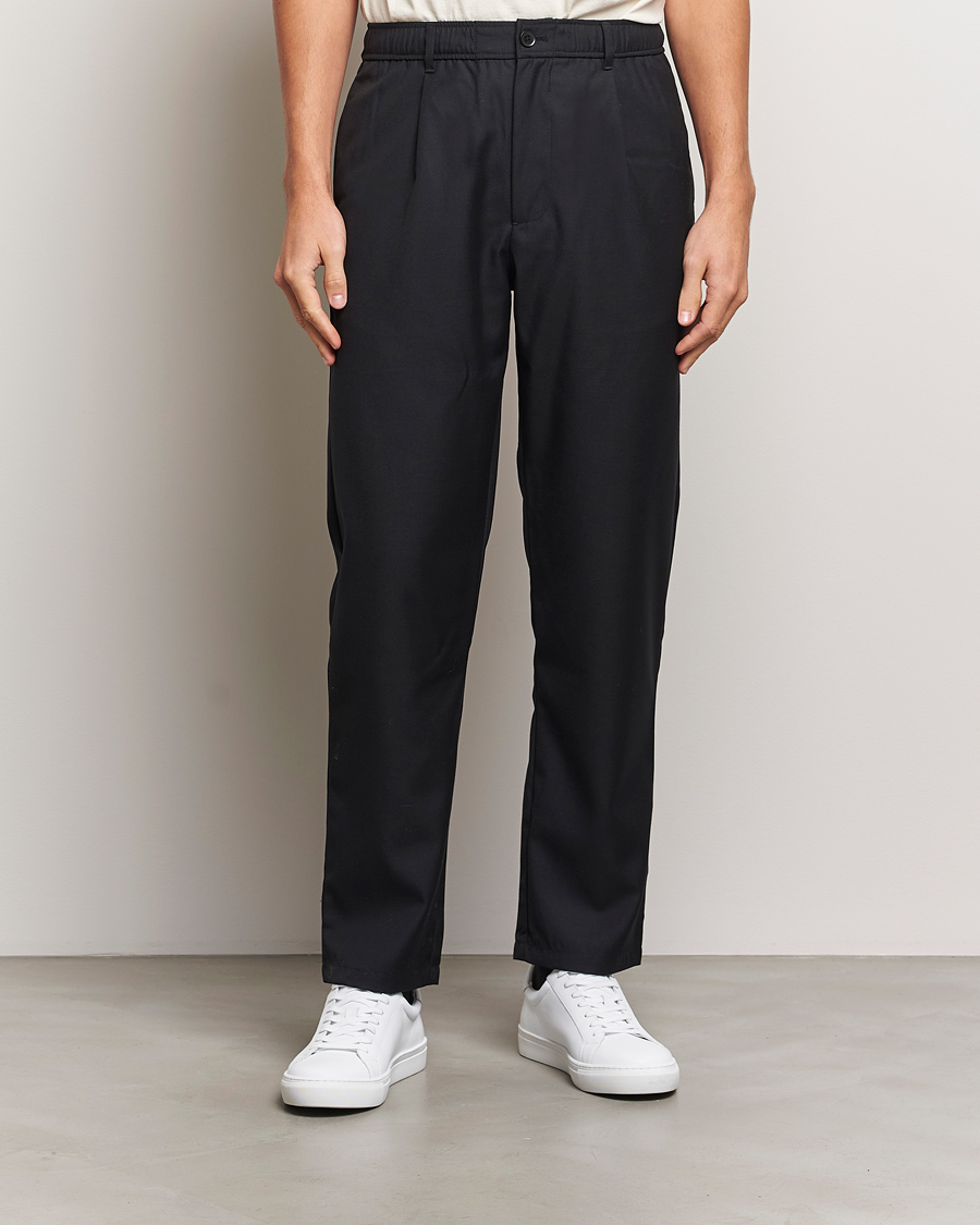 Herren |  | Samsøe Samsøe | Bertil Pleated Drawstring Trousers Black