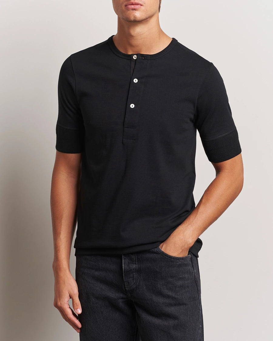 Herren | Kurzarm T-Shirt | Merz b. Schwanen | Short Sleeve Organic Cotton Henley Black